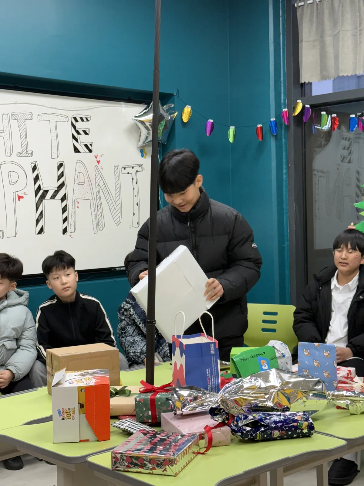 선물을 고르는 아이