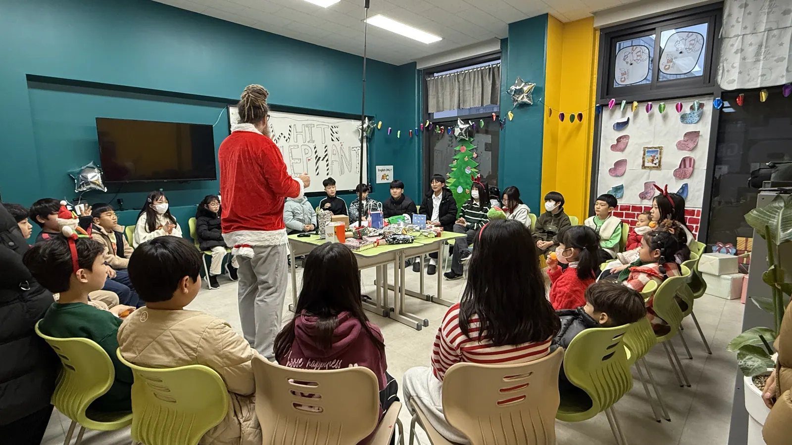 산타 복장의 선생님과 연말 파티